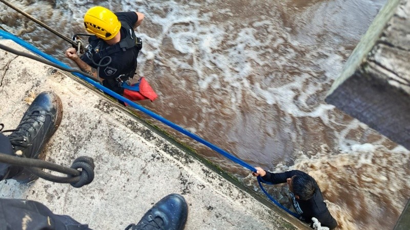 Rescataron a una persona que cayó en el arroyo Ludueña y logró sujetarse de una soga que le arrojaron vecinos.