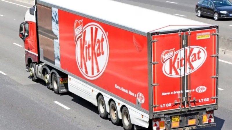 El camión que transportaba 12 toneladas de chocolate fue asaltado en la ruta.