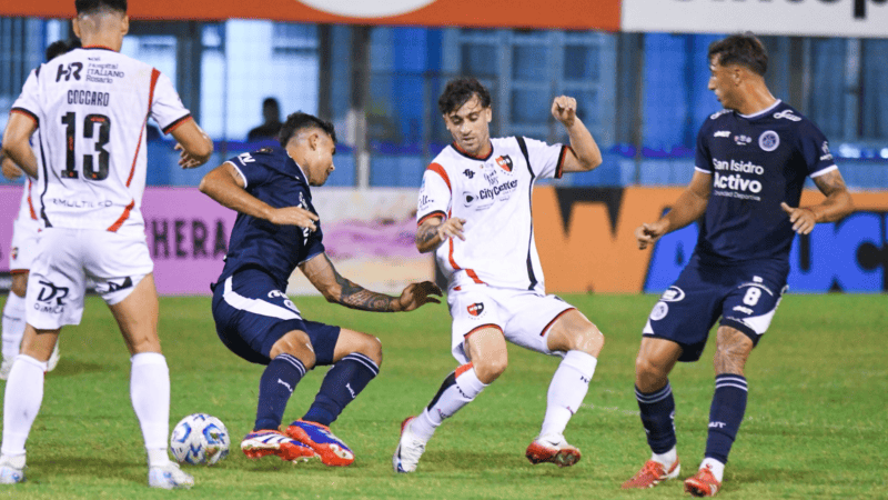 Mazzantti busca la pelota en el primer tiempo.