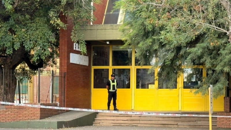 La escuela permanece cerrada y con custodia policial.