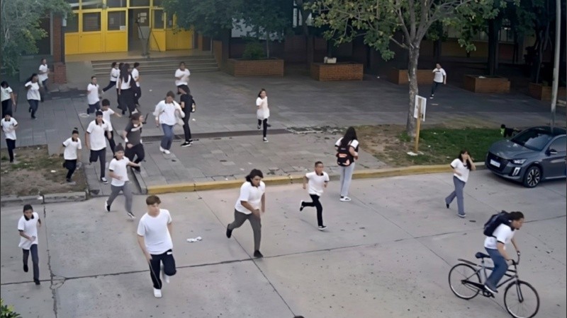 Los alumnos salieron corriendo para resguardarse de los disparos en la escuela donde un adolescente ingresó armado en San Cristobal, Santa Fe.
