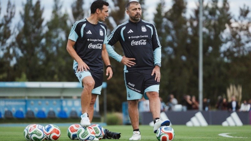 Lionel Scaloni y Walter Samuel sigue la práctica de la Selección.
