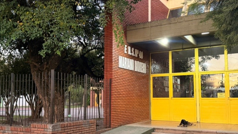 La escuela Mariano Moreno, donde este lunes un alumno mató a un chico de 13 años y baleó a otros dos adolescentes.