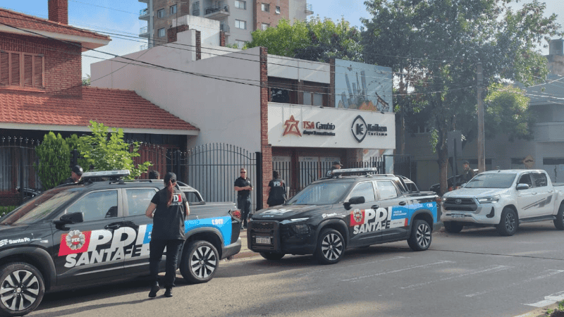 Personal policial durante el allanamiento en la agencia de turismo.