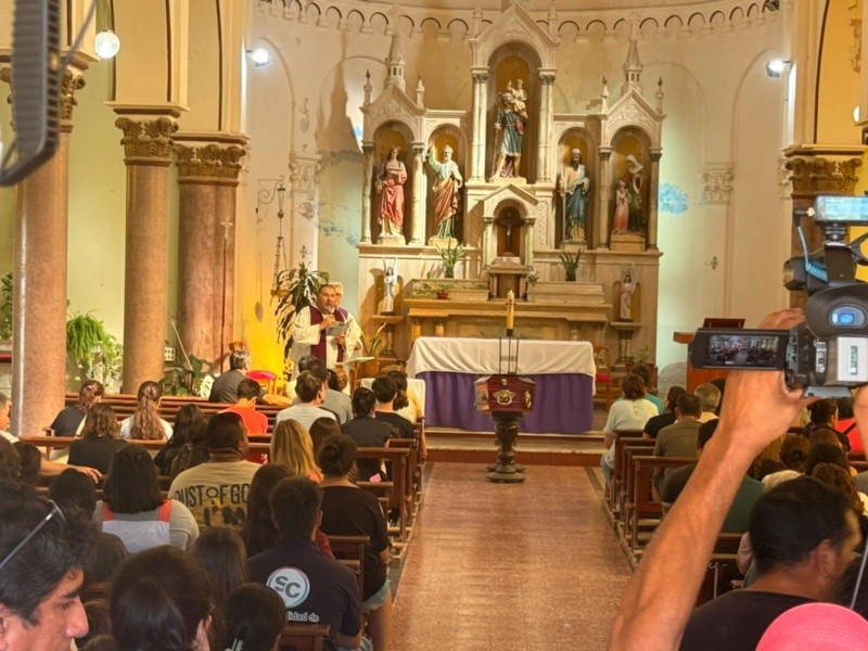 Tras el tiroteo en la Escuela N° 40, la comunidad despide a Ian en un clima de dolor. (Foto: Rosario3)&nbsp;