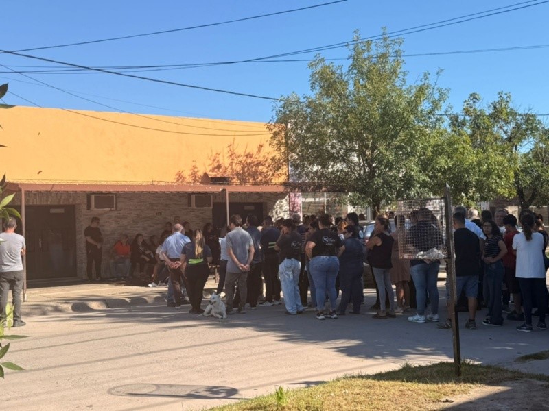 Tras el tiroteo en la Escuela N° 40, la comunidad despide a Ian en un clima de dolor. (Foto: Rosario3)