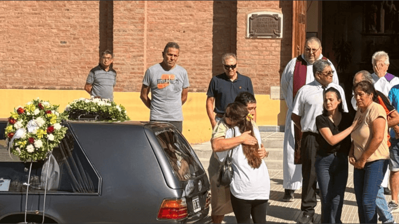 Tras el tiroteo en la Escuela N° 40, la comunidad despide a Ian en un clima de dolor.