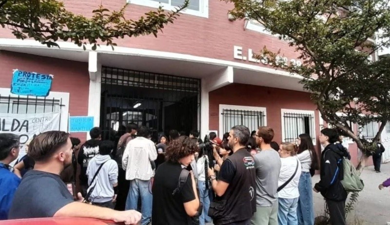 &nbsp;La comunidad de padres y estudiantes del colegio realizó una protesta pacífica en la puerta de la institución para exigir mayor seguridad y respuestas concretas.