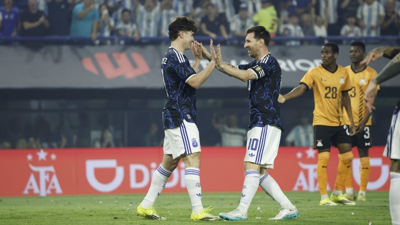 Julián Álvarez y Leo Messi festejan el primer tanto argentino