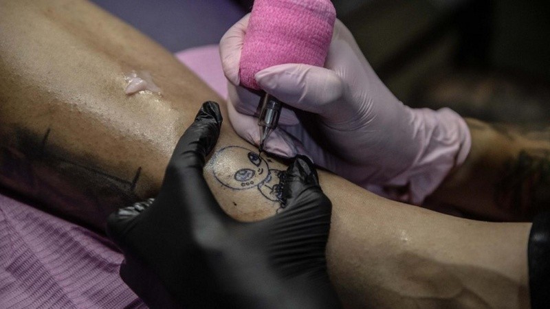 La Escuela Municipal de Tatuadores depende de la Secretaría de Cultura y Educación de la Municipalidad de Rosario.