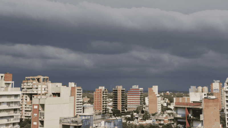 Nubes negras hacia el oeste de Rosario: esas tormentas esquivaron la ciudad y por ahora la lluvia se demora.