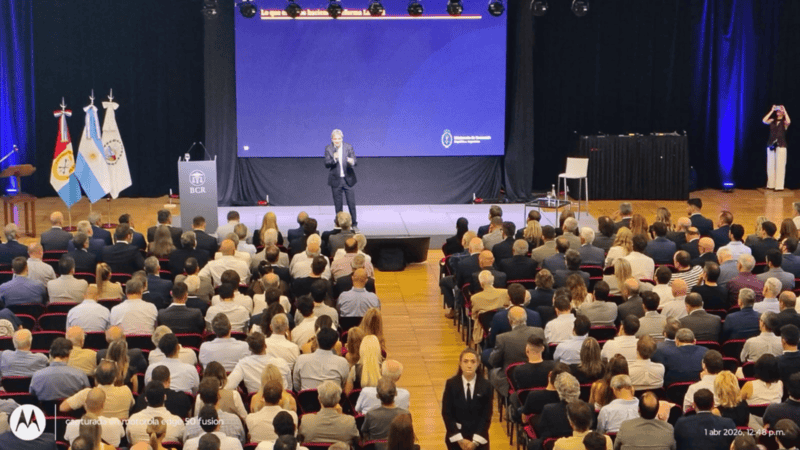 El ministro de Economía, disertando en la Bolsa de Rosario