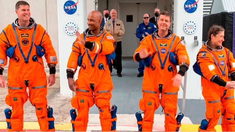 Los astronautas posaron ante las cámaras previo a subir a la nave.