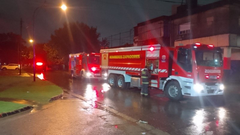Los Bomberos Zapadores intervinieron en un incendio en el sector de panadería de un supermercado.