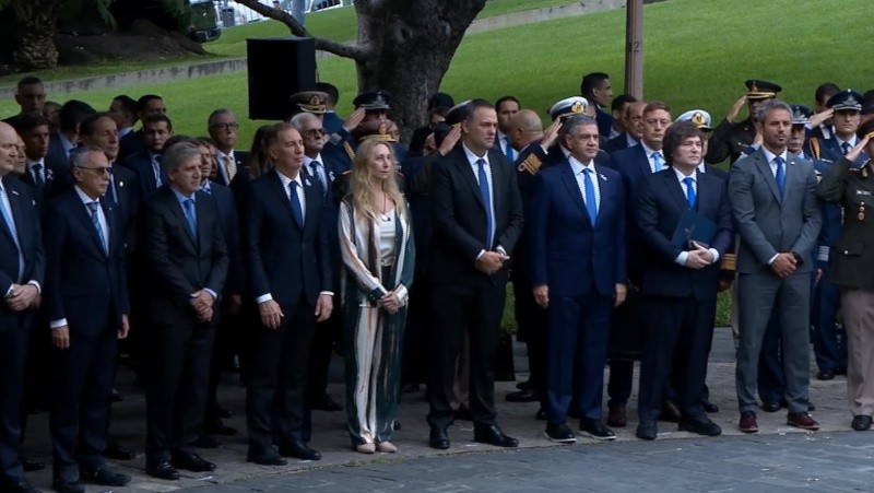 Parte de la comitiva que acompañó a Milei en el acto por el Día de los Veteranos y Caídos en Malvinas.