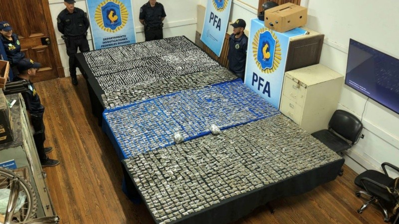 Parte de la gran cantidad de drogas secuestradas en los allanamientos de las últimas horas.