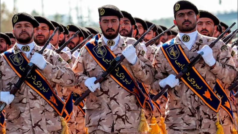 Miembros del Cuerpo de la Guardia Revolucionaria Islámica (IRGC) asisten a un ejercicio militar de las fuerzas terrestres del IRGC en la zona de Aras, provincia de Azerbaiyán Oriental, Irán.