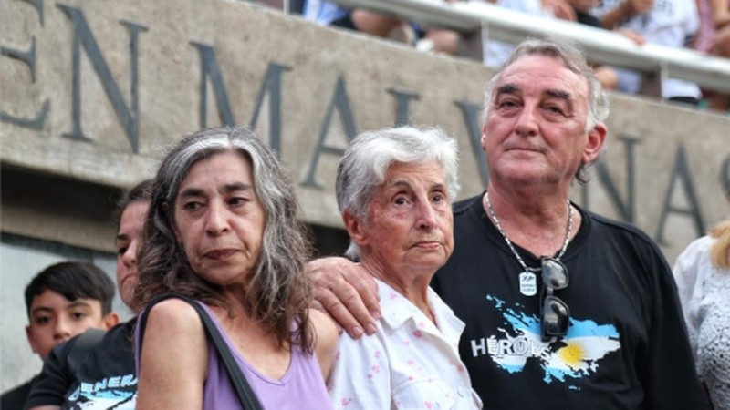 Familiares de excombatientes participaron del acto homenaje en el cenotafio a los caídos en Malvinas.