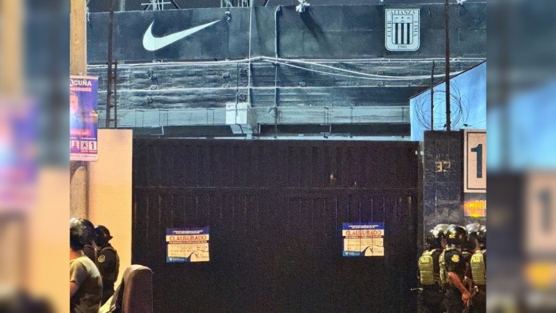 El estadio de Alianza Lima ha sido clausurado temporalmente tras un accidente que ha dejado 1 muerto y varios heridos.