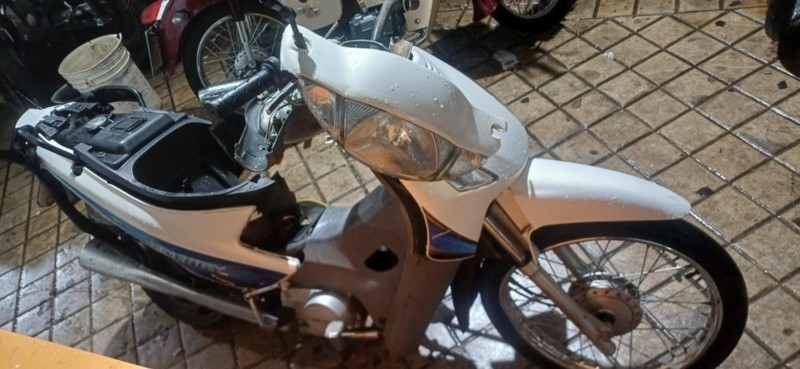 La moto 110 fue sustraída en Roca y el río.