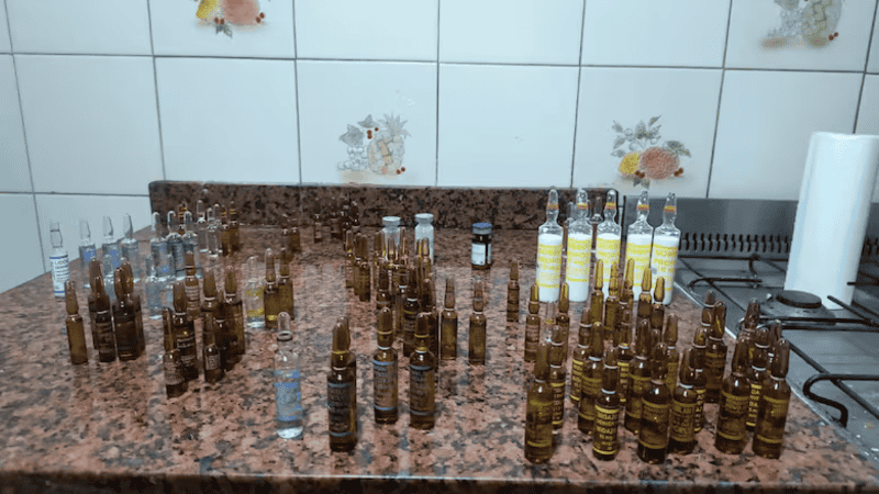 Algunas de las ampollas que encontraron en el domicilio.