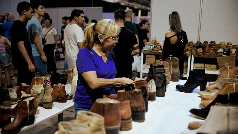 Ropa, calzado y accesorios, la oferta que convoca en el Outlet Rosario.