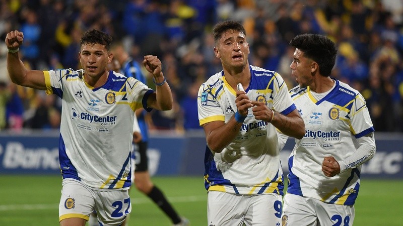 Alejo emocionado ante su gol, tras fallar el penal del primer tiempo (Fotobaires).