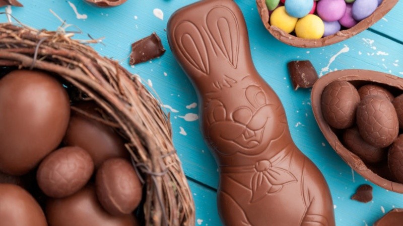 Los huevos y conejos de chocolate son típicos de la Pascuas.