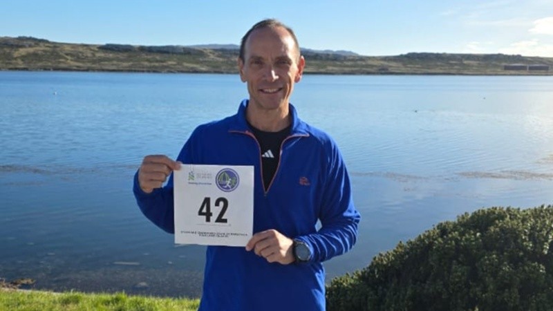 Ariel, el maratonista rosarino que corrió en Malvinas para honrar a los héroes.