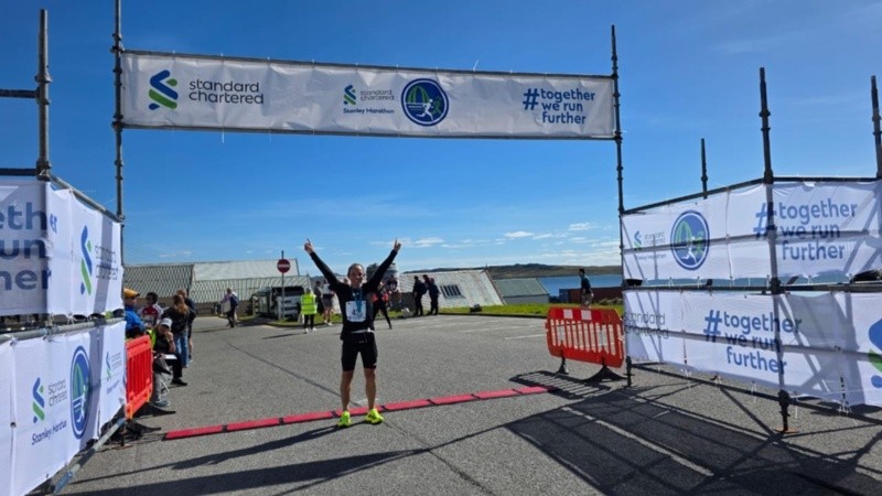 Ariel, el maratonista rosarino que corrió en Malvinas para honrar a los héroes.