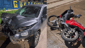El auto que manejaba el hombre de 42 años en estado de ebriedad y la moto en la que circulaban las dos víctimas fatales.