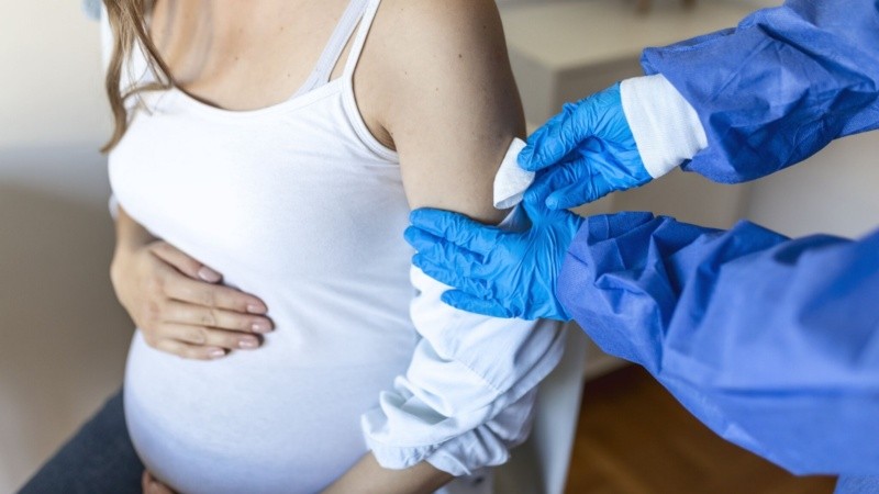 El virus, muy contagioso, puede permanecer vivo unas siete horas sobre superficies y se contagia por medio de secreciones de vías respiratorias de quienes están infectados.