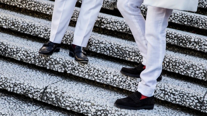 Usar mocasines con medias ya no es una opción secundaria sino una decisión de estilo.