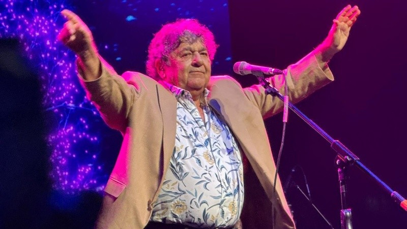 &nbsp; La respuesta del público no es solamente festiva, tiene una carga emocional evidente. Y Deicas la recibe. No la esquiva. 