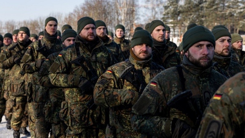Los hombres alemanes mayores de 17 años deberán pedir permiso para salir del país por más de tres meses por cambios en la ley de conscripción.
