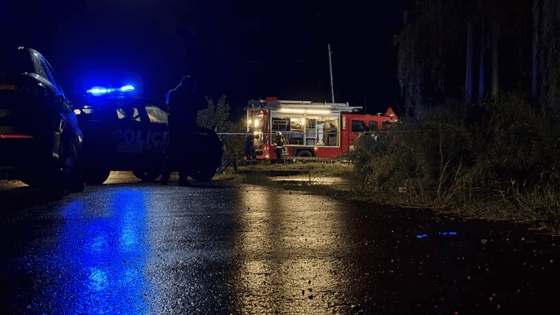 Bomberos trabajaron en el lugar para retirar el cuerpo del zanjón.