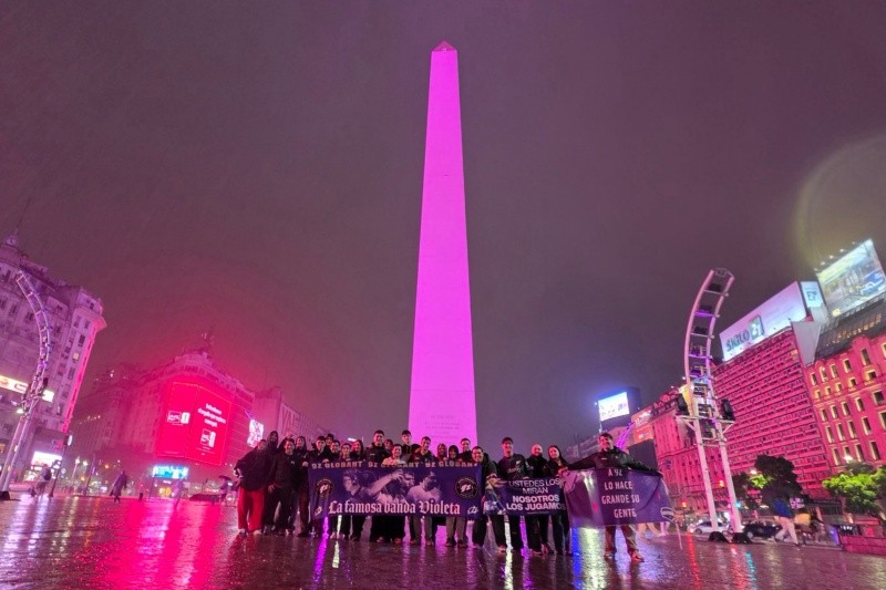 &nbsp;Parte del equipo de 9z Team con el obelisco pintado de violeta luego de su clasificación al Major.