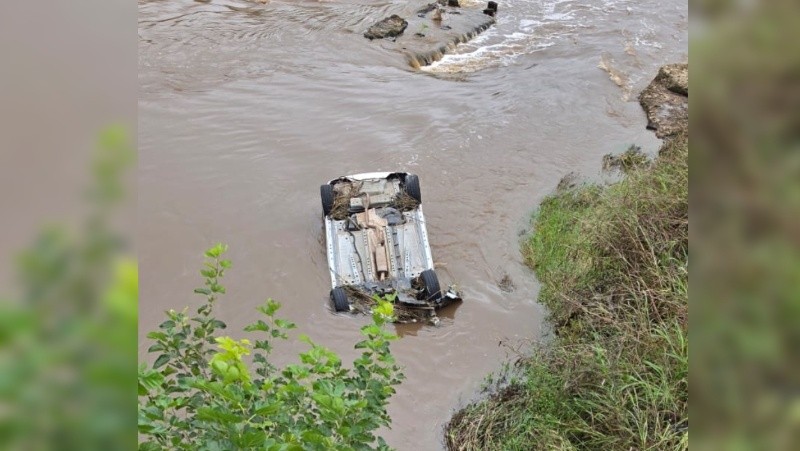 &nbsp;Agustín habría sufrido un accidente y así quedó el auto sobre el arroyo Saladillo. 
