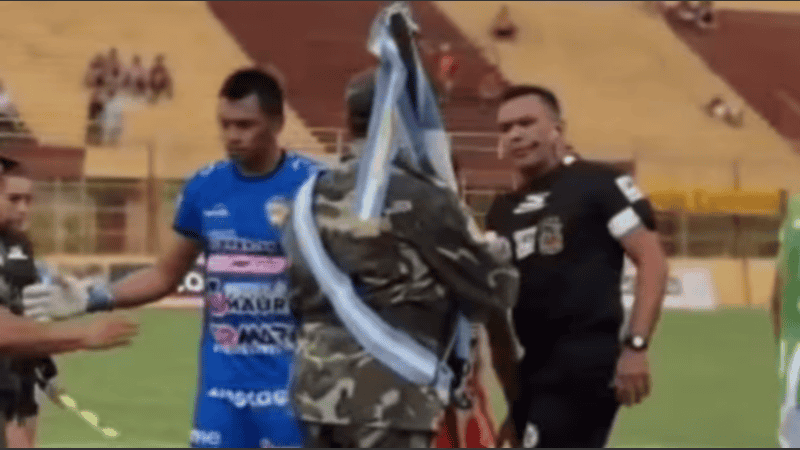 Los ex combatientes ingresaron por su cuenta cuando debían entrar junto a los dos equipos.