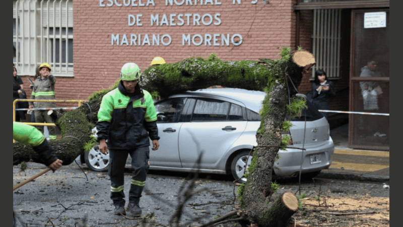 El vehículo era de una docente integraora que se encontraba trabajando en el colegio. Foto: Alan Monzón (Rosario3).