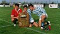 Manuel y Felipe Contepomi, junto a Agustín Canalda, los tres de Newman con el trofeo de campeones del Mundo 1996.