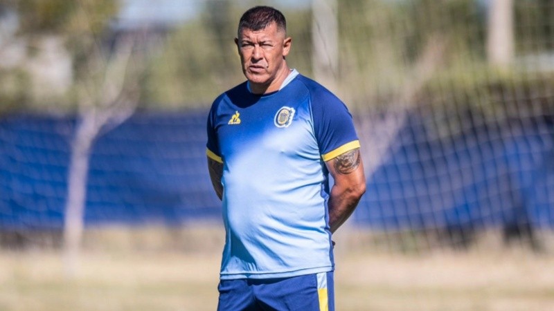 El DT afina la mirada para elegir a los mejores 11 para este jueves (@rosariocentral).