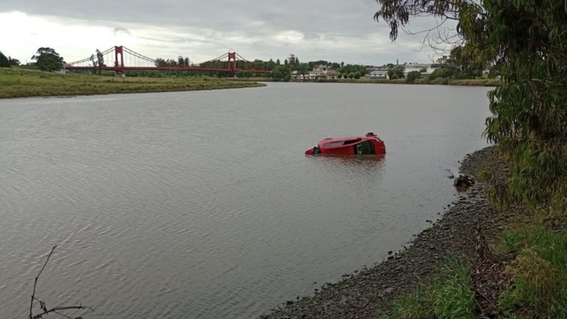 El Honda Fit rojo, en el Río Quequén, donde Javier Cerfoglio arrojó a Magalí Vera cuando, tras la golpiza, aún seguía con vida.&nbsp;