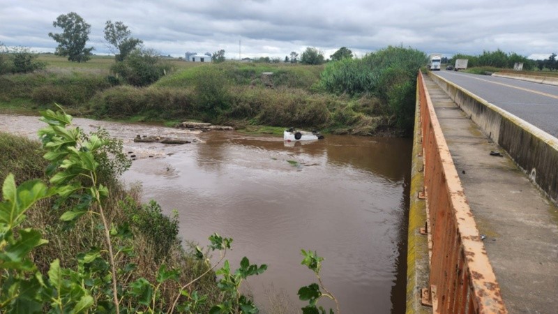 &nbsp;El coche quedó en el agua, ruedas para arriba.