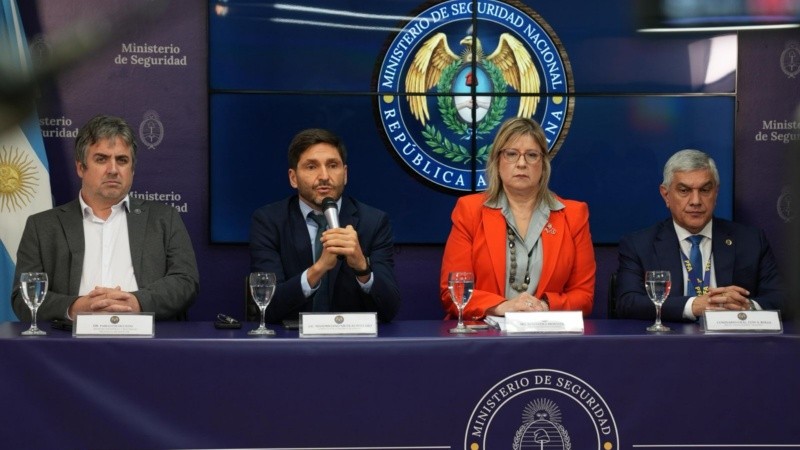 El ministro de Seguridad provincial, Pablo Coccocioni, el gobernador Pullaro, la ministra Monteoliva y el comisario Díaz en la conferencia de prensa en Buenos Aires.&nbsp;