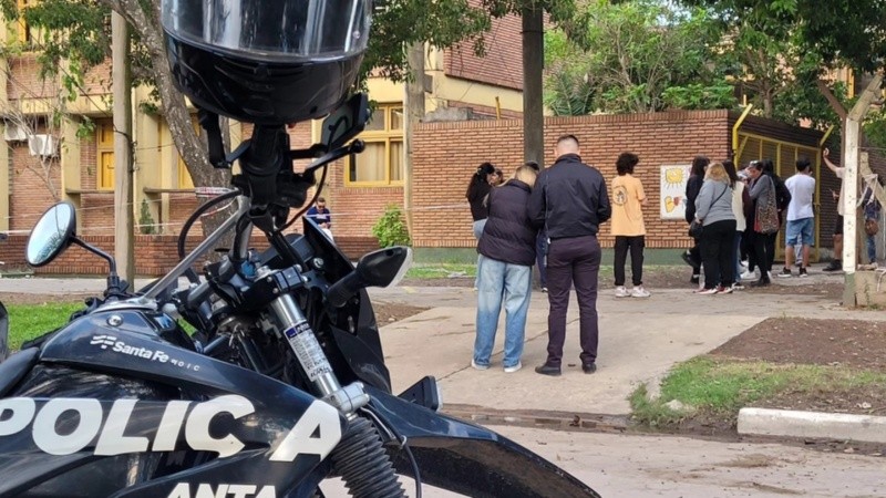 Según pudo saber Rosario3, fue un reducido grupo quien ingresó a la institución a retirar sus pertenencias. Foto Canal 4 San Cristóbal.