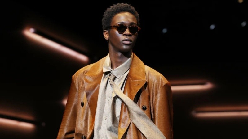 Según expertos, no se trata de seguir reglas estrictas, sino de jugar con los colores para construir una estética personal, equilibrando lo clásico con lo contemporáneo.