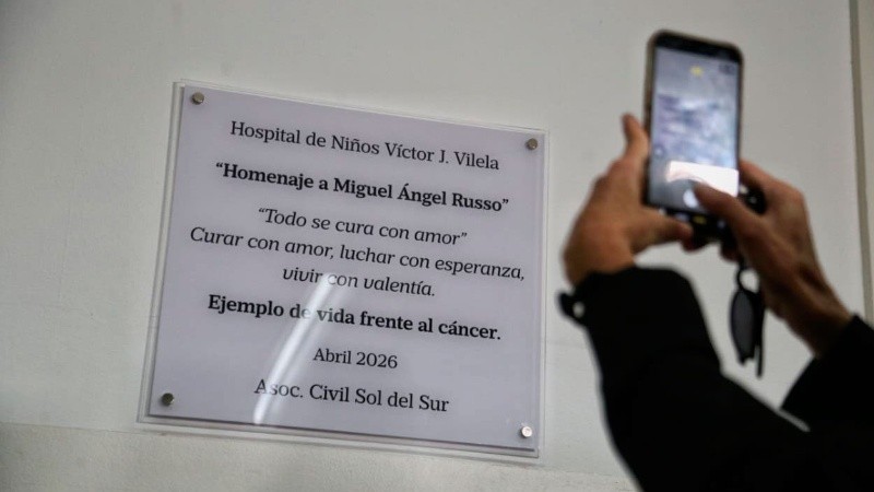 &nbsp;La placa en homenaje a Miguel Ángel Russo. Foto: Alan Monzón.