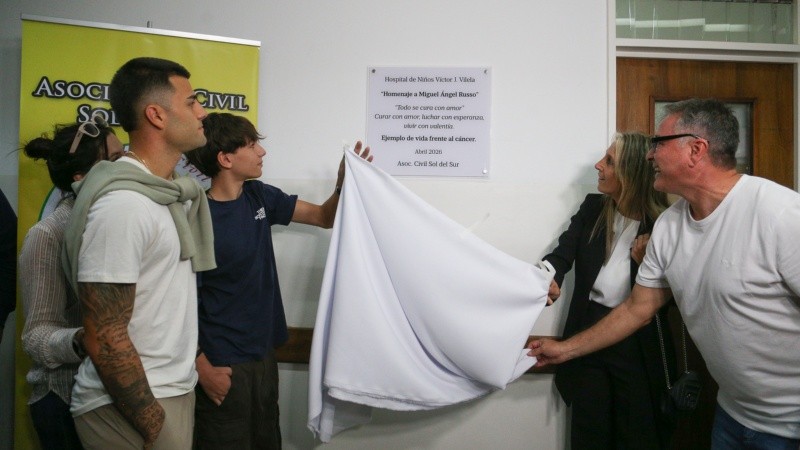 El momento del descubrimiento de la placa en el hospital Vilela.