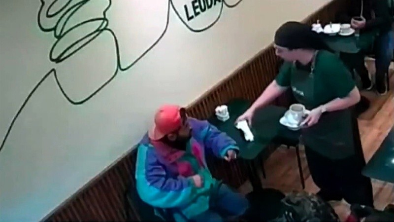 El instante previo al brutal ataque a la empleada. (imagen cámara bar/El Tres)